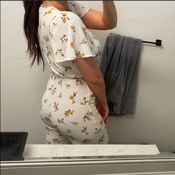❌SOLD❌NWOT Forever 21 White Floral Jumpsuit - Picture 3 of 5
